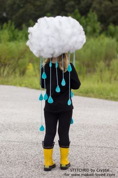 Rain Cloud - Cute Kids Halloween Costumes! Over 25 of the Best DIY Halloween Ideas to inspire you on Trick or Treat night! Rain Cloud Costume, Vocabulary Parade, Cloud Costume, Diy Fantasia, Diy Halloween Costumes For Kids, Diy Halloween Costumes Easy