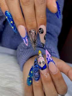 Nail Design Cartoon, Nail Themes Ideas, Character Nails Acrylic, Home Alone Nails, Halloween Nails Characters, Corpse Bride Acrylic Nails, Sally Inspired Nails, Jack And Sally Acrylic Nails, Character Art Nails