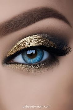 Current Eye Makeup Trends, Dark Blue And Gold Makeup, Midnights Inspired Makeup, Easy Smokey Eye Makeup, Elegant Eye Makeup, Eye Makeup Tutorial For Beginners, Eye Makeup For Blue Eyes, Easy Smokey Eye, Smokey Eye Makeup Look