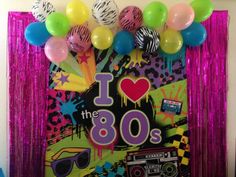 i love the 80's party decoration with balloons and streamers