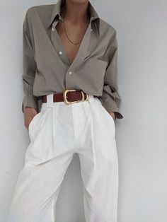 40 essential pieces for you to have in your closet. Work Clothes Aesthetic, Fashion Office Outfit, Fall Fashion Office, Giacca In Tweed, Outfit Work, Fashion Office, Outfit Chic, Office Outfit, Clothes Aesthetic