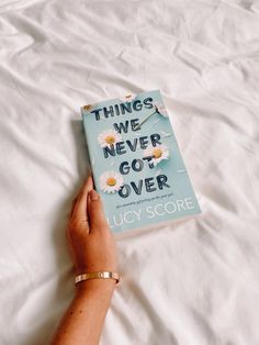 Things we never got over, Lucy Score, small town romance, romance book, book recommendation, romance reader, blue cover, daisy, enemies to lovers, book, book with daisies, romance books, reader Lucy Score, Getting Over Him, Reading Romance, Beach Reading, Book Boyfriends, Reading Ideas