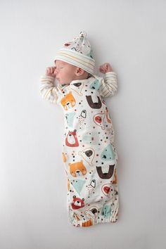 🧵Certified organic cotton by global organic textile standards (GOTS)  🧵 Baby Boy Sleeper Gown Set, a perfect Coming Home Outfit or part of Newborn Layette. Print adorable bears and colorful stripes on the sleeves and hat, in a white-off background. Makes a great gift for a baby shower! Gift wrap is available at checkout. 🧵 Expandable shoulders for easy, over-the-head dressing. The elastic hem makes diaper changes easy during the day and especially at night Incredibly soft medium-weight Organi White Organic Cotton Sleepwear For Bedtime, White Nursing-friendly Long Sleeve Sleepwear, White Nursing Friendly Long Sleeve Sleepwear, Baby Boy Gowns, Newborn Layette, Baby Boy Clothing Sets, Baby Hospital, Cadeau Baby Shower, Printed Gowns