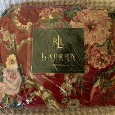 the packaging for lauren lauren's bedding is wrapped in plastic and has flowers on it