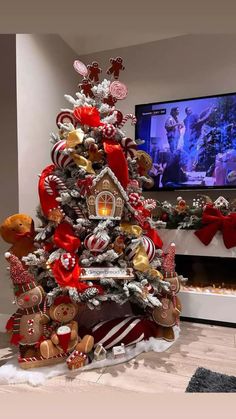 Christmas Tree Inspo, Christmas Tree Decorated, Gingerbread Christmas Tree, Christmas Dreaming, Gingerbread Christmas Decor, Christmas Tree Decorating Themes, Elegant Christmas Trees, Creative Christmas Trees, Christmas Tree Inspiration