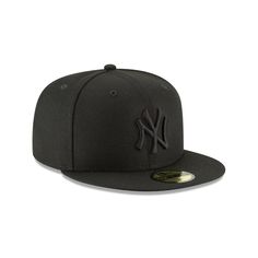 Sport meets fashion. The New York Yankees Basic 59FIFTY Fitted Cap features an embroidered Yankees logo at the front panels with the MLB Batterman logo at the rear and a gray undervisor. All Black Hat, Yankee Fitted, Sports Meet, New Era Snapback, Yankees Logo, New Era Hat, Black Crown, Monochrome Design, New Era Fitted