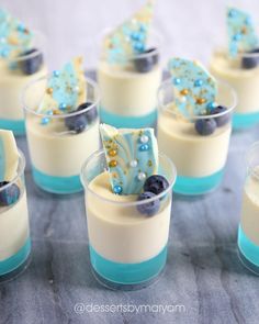 blue and white desserts are arranged in small cups