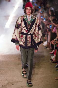 Bohemian Style Men, Green Evening Gowns, Gucci Spring, Gucci Brand, Vogue Russia, Street Culture, Runway Looks, Vogue Fashion, Fashion Show Collection