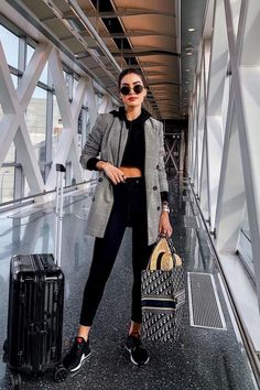 Check out the best airport outfits ideas for women 2022, comfy airport outfits aesthetics, best traveling outfits. You will also discover casual outfits,airport outfit Korean, baddie outfits, streetwear style, Pinterest outfits, trendy summer outfits 2022, spring outfits, and winter outfits that will inspire you. Airport Outfit Black, Comfy Airport Outfit, Comfortable Travel Outfit, Airport Outfit Summer, Things To Pack, Thai Peanut, Peanut Chicken, Wet Clothes