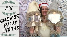 a woman holding two stuffed animals wearing knitted hats and mittens with the words diy genomios patas largas