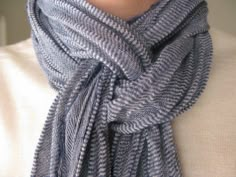 New fave scarf knot. Diy Sy, Scarf Knots, Tie A Scarf, Scarf Ideas, Ways To Wear A Scarf, Scarf Tying, How To Wear Scarves, Mode Inspiration, Look Chic