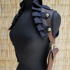 Funda de hombro con volantes gris y negro para mujer con 2 | Etsy Steampunk Costume Women, Steampunk Holster, Steampunk Outfits, Punk Costume, Moda Steampunk, Steampunk Vest, Shoulder Holster, Burning Men, Mode Steampunk