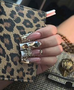 Birthday Nails Inspo, Exotic Nail Designs, White Nails With Gold, Quinceanera Nails, Nails Design With Rhinestones, Glow Nails