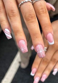 Christmas Simple Nails Short, Basic Pink And White Nails, Christmas Nails For 13 Yo, Pink And White Nails Christmas, Pink Nails With White Snowflake, Christmas Acrilycs, Christmas Nail Designs Pink And White, Short Square Nail Designs Christmas, Christmas Square Nails Short