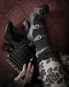 Boots Goth, Fashion Tumblr, Gothic Shoes, Dark Academia Fashion, Academia Fashion, Hippie Style Clothing, Alt Fashion, All Black Outfit