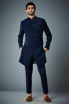 Luxury Designer Bandhgala With Mandarin Collar, Luxury Black Bandhgala With Mandarin Collar, Embroidered Bandhgala, Indowestern Outfits For Men, Western Outfits For Men, Indowestern Outfits, Wedding Clothes For Men