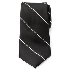 Una versión fresca de un elemento básico clásico, esta corbata de hombre negra a rayas exuda elegancia con su diseño simple.  Esta corbata presenta un patrón de rayas diagonales de estilo Repp clásico cosido en hilo blanco, creando un aspecto elegante, casi pin-stripe.  Nuestra corbata mantendrá su forma y mantendrá un nudo perfecto gracias a la duradera y suave 100% Seda.  Un accesorio perfecto que se puede usar tanto para eventos casuales como formales. Diagonal Stripes Pattern, Men's Tie, Stripe Silk, Diagonal Stripes, Suit And Tie, Ties Mens, Look Chic, Black Silk, Silk Ties