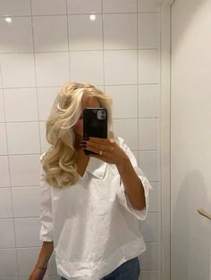 #stockholm #scandinavian #hairstyles #blondhair Blonde Hair Blowout Aesthetic, New Hair Ideas 2023, Elegant Curled Hair, Volume Layers Medium Hair, Short Blonde Hair Layers, Blonde Blowout Hair, 90s Blonde, Blonde Blowout, Blonde Instagram