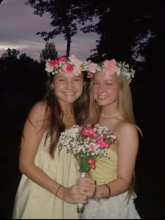 #flowers #flowercrown #flowerbdayinspo Flower Theme 18th Birthday, Flower Crown Sweet 16, Flower Crowns Party, Flower Crown Picnic, Outdoor Flower Party, Flower Themed Sweet 16, 16 Bday Photoshoot, Spring Flower Party