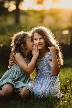 little sister whispers into her big sister's ear for family photos at Chester Frost State Park in Chattanooga Lake Photoshoot Family, Young Sisters Photoshoot, Big And Little Sister Photoshoot, Little Sisters Photoshoot, August Photoshoot Ideas, Sister Photoshoot Kids, Kids Picture Ideas, Two Sisters Photography, Professional Family Photos