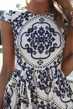 Pick a unique pattern like this white & blue paisley print to help your fashion stand out Evernote, Beauty And Fashion, Street Styles, A Dress, Moda Fashion, Kate Middleton