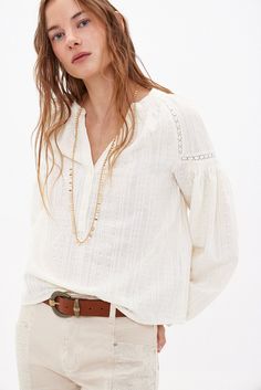 La camisa eulalia de hoss intropia es una blusa con bordado suizo, con mangas largas y cuello mao, despierta feminidad y versatilidad ideal para el día a día. su delicado bordado floral aportan un toque sofisticado, mientras que el diseño elegante la convierte en una elección versátil que se adapta fácilmente a diferentes ocasiones.  botones mangas largas blusa de algodón romántica al elegir nuestros productos de algodón estás apoyando nuestra inversión en la iniciativa better cotton. este producto se ha obtenido mediante un sistema de balance de masas y, por tanto, puede no contener better cotton Spring Summer, Off White, White