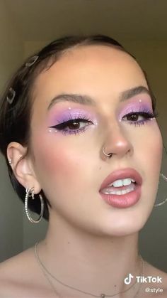 Euphoria Makeup Looks, Euphoria Inspired Makeup, Pink Eyeshadow Looks, Purple Makeup Looks, Concert Makeup, Euphoria Makeup, Rhinestone Makeup, Purple Eye Makeup, Rave Makeup