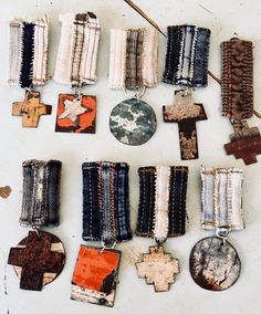 Making Medals Craft, Metal And Textile Art, Diy Medals, Kilt Pin Brooches, Award Ribbons, Fiber Necklace, Artsy Jewelry, Everyday Heroes