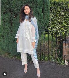 White Organza Dress, Pakistani Fashion Casual, Gaun Fashion, Pakistani Fancy Dresses, Pakistani Dresses Casual, Pakistani Fashion Party Wear, Beautiful Pakistani Dresses, Salwar Kamiz, Simple Pakistani Dresses