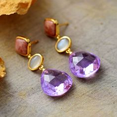 This exquisite Luxury Teardrop Earring is the perfect adornment for any sophisticated ensemble. Handcrafted with an exquisite gemstone, this luxurious piece of jewelry will both captivate and mesmerize its beholder. A timeless addition to any jewelry collection, the Luxury Teardrop Earring is the definition of elegance. Material: Amethyst Plating: Gold-plating Size: Around 4 cm Product condition: 100% New and Exquisite Quality. Returns: Money back guarantee (30 days free return) About Shipping: Amethyst Gold, Amethyst Pendant, Elegant Jewelry, Luxury Women, Pendant Earrings, Wedding Earrings, Stone Earrings, Teardrop Earrings, Gold Plating