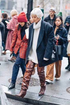 Fashion Week Street Style: 50+ Looks to Copy - FROM LUXE WITH LOVE Olivia Palmero, Rainy Outfit, Winter Styling, Jerome Dreyfuss, 90s Fashion Outfits, The Best Street Style, Style Looks, Best Street Style, Street Style Inspiration