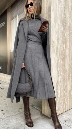 Minimal Classy Outfit, Autumn Winter Street Style 2024, Grey Coat Outfits For Women, Elegant Winter Outfits Classy, Gray Skirt Outfit, Gray Fashion, Fall Outfits For Work, Grey Outfit, Looks Street Style