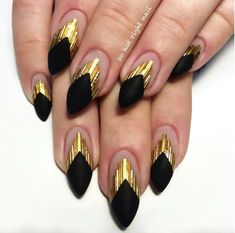 Deco Nails, Maquillage Yeux Cut Crease, Foil Nail Art, Nail Design Video, Nail Foil, Gold Nail Designs, Gold Nail Art, Art Deco Nails, Trendy Nail Art Designs