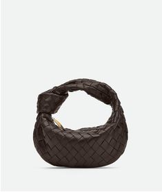 Bottega Veneta® Mini Jodie in Fondant. Shop online now. Mini Jodie, Women's Shoes Accessories, Mini Pouches, Formal Shoes For Men, Boho Bag, Retail Therapy, Small Leather Goods, Leather Top, Nice Shoes