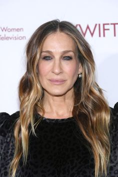 At 57, Sarah Jessica Parker Continues to Glow the Natural Way | Vogue Parker Outfit, Her Silence, Celebrity Skin Care, Balayage Blond, Favorite Hairstyles