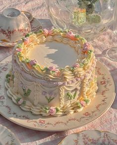 Vintage Style Cakes, Circle Cake Ideas, 15th Birthday Cake Ideas, Fairycore Cake, Victorian Cake Design, Vintage Round Cake, Jewelry Box Cake, Vintage Cake Design, Victorian Cakes