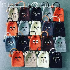 there are many crocheted purses that have cats on the front and back