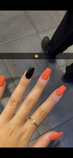 October Nails Fall Orange, One Color Halloween Nails, Short Acrylic Nails Fall 2023, October Nail Ideas Halloween, Halloween Nails Easy Simple Short, Black Halloween Gel Nails, Halloween Nails No Design, Orange And Black Nails Ideas