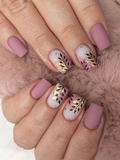 Short, gray-pink nails with black leaves Simple Bride Nails Short, Mauve Floral Nails, Mauve Nails With Design, Gel Nails Polish Ideas, Nail Designs Mauve, Pink Mauve Nails, Mauve Acrylic Nails, Mauve Gel Nails, Nail Art Mauve