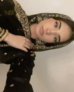 Qawali Night Makeup, Indian Hijabi Outfits, Desi Makeup Looks, Glitter Hijab, Pakistani Makeup, Estilo Hijab, Pakistani Women, Desi Fits, Desi Outfits