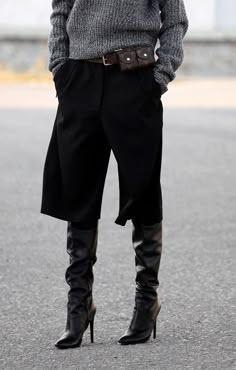 Black Shorts Fashion, Culottes Shorts, How To Wear Culottes, Culottes Outfit, Look Hippie Chic, Culotte Shorts, Winter Mode, Looks Style, Mode Inspiration