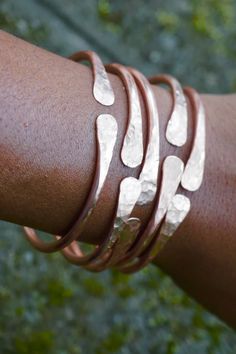 Thick Copper Bangles Set Hammered Bangles Gift Copper - Etsy Copper Jewelry Diy, Copper Bangles, Silversmithing Jewelry, Copper Bracelets, Hammered Jewelry, Hammered Bangles, Copper Jewellery, Tenth Anniversary, Bijoux Fil Aluminium