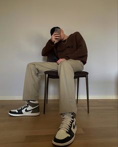 Grey Wall Aesthetic, Air Jordan Outfits Men, Air Jordan 1 Outfit Men, Fear Of God Nike, Brown Jordan 1, Air Jordan 1 Grey, Nike Air Air, Nike Jordan Outfit, Jordan 1 Outfit Men