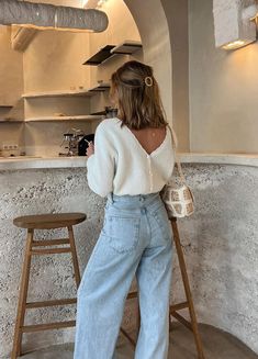 Classy Feminine Outfits Casual, Femine Outfit Casual, Nude Shirt Outfit, Colder Outfits, Italian Outfits Women, Teacher Appropriate Outfits, Wide Leg Jeans Outfits, Soul Aesthetic, Appropriate Outfits