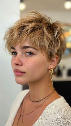 30 Short Hairstyles to Define Round Faces European Pixie Haircut, Pixie Hairstyles Undercut, Pixie Cut Middle Part, Round Face Pixie Haircut, Haircut For A Round Face, Texture Layers, The Best Haircut, Haircut Tip