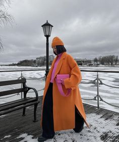 Orange Coat Outfit, Fun Coats, Winter Mode Outfits, Look Rose, Color Combos Outfit, Color Blocking Outfits, Mode Inspo, Looks Chic