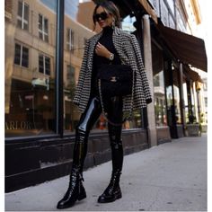 Patent Leather Leggings Outfit, Maria Vizuete, High Shine Leggings, Outfits Leggins, Combat Boot Outfit, Mia Mia Mine, Night Mood, Patent Leather Leggings, Leather Leggings Outfit