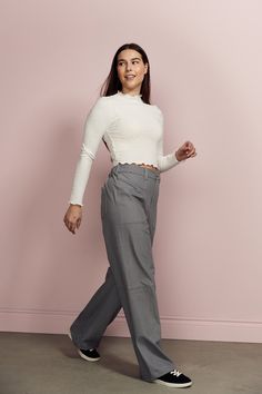 Vous allez adorer le pantalon cargo, féminin, confortable et décontracté. Sa coupe ample vous offre une liberté de mouvement tout en gardant un look tendance. Idéal pour vos aventures en ville ou pour une tenue décontractée, ce pantalon est un must-have pour la saison! Pantalon cargo jambe droite légèrement ample Élastique au dos pour plus de confort 2 poches au devant, 2 poches au derrière et 2 grandes poches au niveau des mollets Fit régulier. Nous vous conseillons de choisir votre taille habi