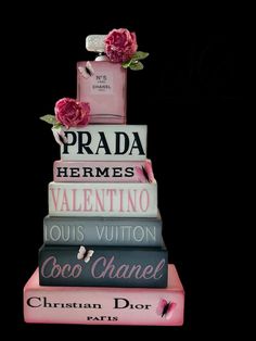 a stack of books with pink flowers on top and the words prada in spanish