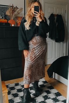 Midi Skirt Rock Outfit, Midi Skirt Outfit Winter Casual, How To Style Printed Skirt, Midi Skirt Band Tee Outfit, Cheetah Print Skirt Outfit Winter, Cheetah Long Skirt Outfit, Leapord Skirt Outfits, Plus Size Leopard Skirt Outfit, Leapord Print Skirt Outfit